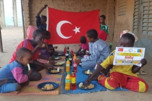 Yetimi yoksulu gozetenler derneği olarak Afrika Kamerunda yemek dağıtımı yaptik.