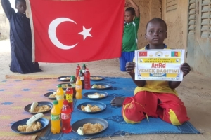 Yetimi yoksulu gozetenler derneği olarak Afrika Kamerunda yemek dağıtımı yaptik.