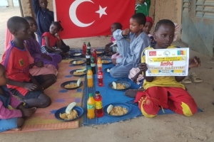 Yetimi yoksulu gozetenler derneği olarak Afrika Kamerunda yemek dağıtımı yaptik.