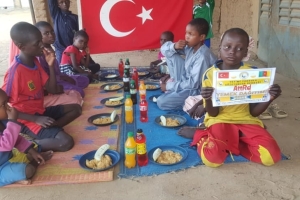 Yetimi yoksulu gozetenler derneği olarak Afrika Kamerunda yemek dağıtımı yaptik.