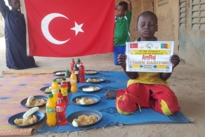 Yetimi yoksulu gozetenler derneği olarak Afrika Kamerunda yemek dağıtımı yaptik.