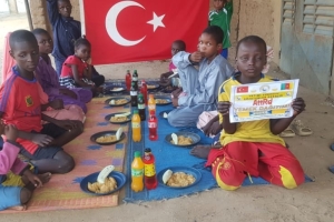 Yetimi yoksulu gozetenler derneği olarak Afrika Kamerunda yemek dağıtımı yaptik.