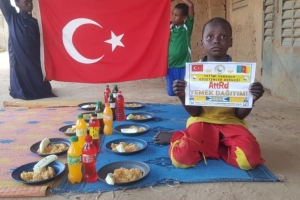 Yetimi yoksulu gozetenler derneği olarak Afrika Kamerunda yemek dağıtımı yaptik.