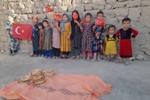 Mahmut efendi hazretleri adına Afganistan'da ekmek dağıtımında bulunduk