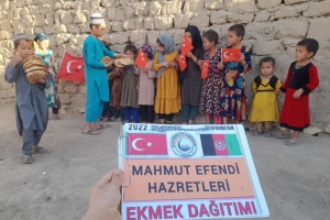 Mahmut efendi hazretleri adına Afganistan'da ekmek dağıtımında bulunduk