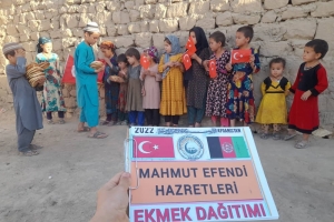 Mahmut efendi hazretleri adına Afganistan'da ekmek dağıtımında bulunduk
