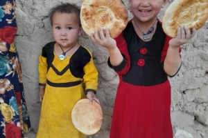 Mahmut efendi hazretleri adına Afganistan'da ekmek dağıtımında bulunduk