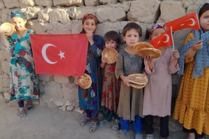 Mahmut efendi hazretleri adına Afganistan'da ekmek dağıtımında bulunduk