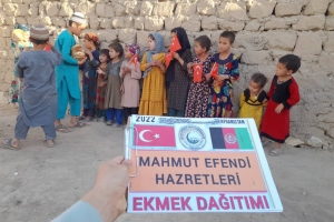 Mahmut efendi hazretleri adına Afganistan'da ekmek dağıtımında bulunduk
