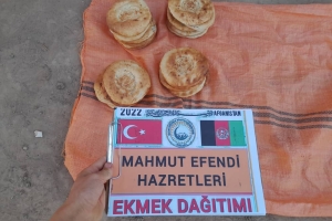 Mahmut efendi hazretleri adına Afganistan'da ekmek dağıtımında bulunduk