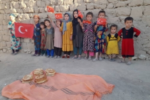 Mahmut efendi hazretleri adına Afganistan'da ekmek dağıtımında bulunduk