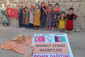 Mahmut efendi hazretleri adına Afganistan'da ekmek dağıtımında bulunduk