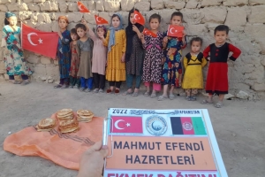 Mahmut efendi hazretleri adına Afganistan'da ekmek dağıtımında bulunduk