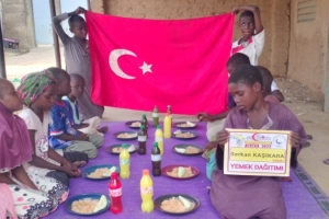 Afrika Kamerun yetim ve yoksul çocuklara yemek dağıtımı yapıldı Ekim 2022