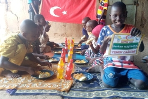Afrika Kamerun yetim ve yoksul çocuklara yemek dağıtımı yapıldı Ekim 2022