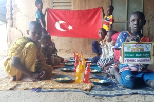 Afrika Kamerun yetim ve yoksul çocuklara yemek dağıtımı yapıldı Ekim 2022