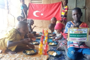 Afrika Kamerun yetim ve yoksul çocuklara yemek dağıtımı yapıldı Ekim 2022