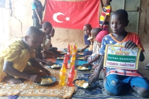 Afrika Kamerun yetim ve yoksul çocuklara yemek dağıtımı yapıldı Ekim 2022