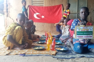 Afrika Kamerun yetim ve yoksul çocuklara yemek dağıtımı yapıldı Ekim 2022