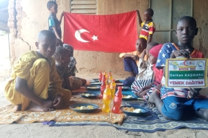 Afrika Kamerun yetim ve yoksul çocuklara yemek dağıtımı yapıldı Ekim 2022