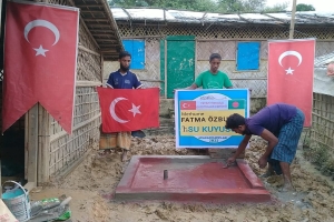 Arakan kampları Merhume FATMA Õzbudak su kuyusu sondaj ve suyun bulunması kuyu taşı yapilmasi