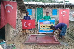 Arakan kampları Merhume FATMA Õzbudak su kuyusu sondaj ve suyun bulunması kuyu taşı yapilmasi