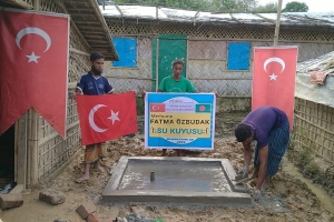 Arakan kampları Merhume FATMA Õzbudak su kuyusu sondaj ve suyun bulunması kuyu taşı yapilmasi