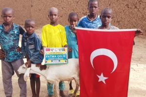 Afrika Kamerunun yoksul köylerindeki ailelere kurban eti dağıtımında bulunduk Ekim 2022