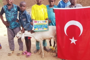 Afrika Kamerunun yoksul köylerindeki ailelere kurban eti dağıtımında bulunduk Ekim 2022