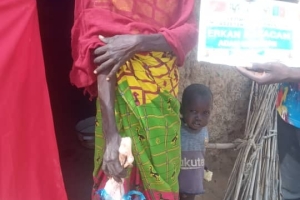 Afrika Kamerun köylerinde Adak kurbanı keserek yetim ve yoksul aileleri evlerinde ziyaret ederek dağıttik Ekim 2022