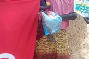 Afrika Kamerun köylerinde Adak kurbanı keserek yetim ve yoksul aileleri evlerinde ziyaret ederek dağıttik Ekim 2022