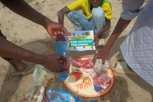 Afrika Kamerun köylerinde Adak kurbanı keserek yetim ve yoksul aileleri evlerinde ziyaret ederek dağıttik Ekim 2022