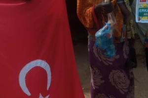 Afrika Kamerun köylerinde Adak kurbanı keserek yetim ve yoksul aileleri evlerinde ziyaret ederek dağıttik Ekim 2022