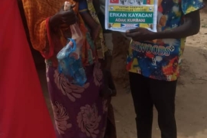 Afrika Kamerun köylerinde Adak kurbanı keserek yetim ve yoksul aileleri evlerinde ziyaret ederek dağıttik Ekim 2022