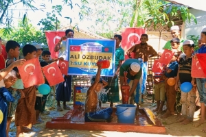 Bangladeş Arakan kamplarında Ali Õzbudak Camii bahçesi Su kuyusu açılışıni yaptık 