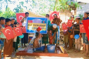 Bangladeş Arakan kamplarında Ali Õzbudak Camii bahçesi Su kuyusu açılışıni yaptık 