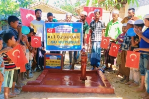 Bangladeş Arakan kamplarında Ali Õzbudak Camii bahçesi Su kuyusu açılışıni yaptık 