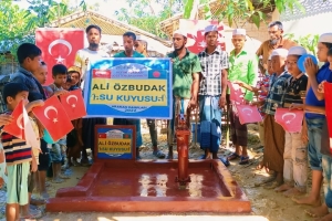 Bangladeş Arakan kamplarında Ali Õzbudak Camii bahçesi Su kuyusu açılışıni yaptık 