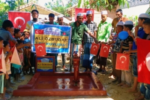 Bangladeş Arakan kamplarında Ali Õzbudak Camii bahçesi Su kuyusu açılışıni yaptık 