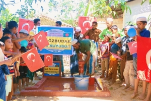 Bangladeş Arakan kamplarında Ali Õzbudak Camii bahçesi Su kuyusu açılışıni yaptık 