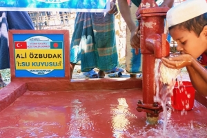 Bangladeş Arakan kamplarında Ali Õzbudak Camii bahçesi Su kuyusu açılışıni yaptık 