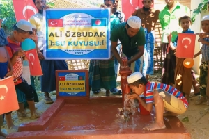 Bangladeş Arakan kamplarında Ali Õzbudak Camii bahçesi Su kuyusu açılışıni yaptık 