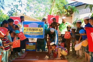Bangladeş Arakan kamplarında Ali Õzbudak Camii bahçesi Su kuyusu açılışıni yaptık 