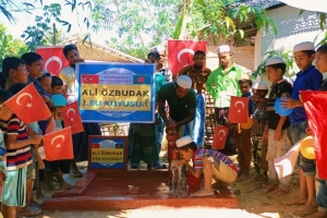Bangladeş Arakan kamplarında Ali Õzbudak Camii bahçesi Su kuyusu açılışıni yaptık 