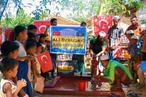 Bangladeş Arakan kamplarında Ali Õzbudak Camii bahçesi Su kuyusu açılışıni yaptık 