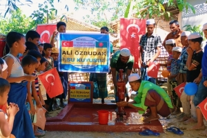 Bangladeş Arakan kamplarında Ali Õzbudak Camii bahçesi Su kuyusu açılışıni yaptık 