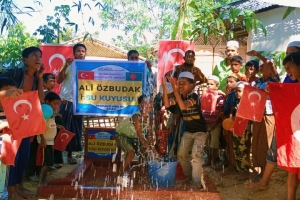 Bangladeş Arakan kamplarında Ali Õzbudak Camii bahçesi Su kuyusu açılışıni yaptık 