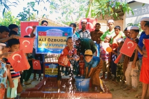 Bangladeş Arakan kamplarında Ali Õzbudak Camii bahçesi Su kuyusu açılışıni yaptık 