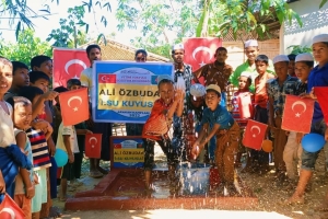 Bangladeş Arakan kamplarında Ali Õzbudak Camii bahçesi Su kuyusu açılışıni yaptık 
