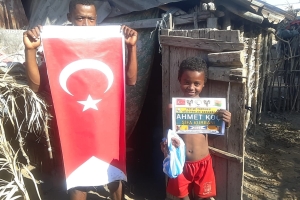 Afrika Madagaskar köylerinde hayırseverimiz adına şifa kurbanı kesilip yetim ve yoksul ailelere dağıtıldı Ekim 2022